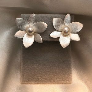 925 Sterling Silver Flower Freshwater pearl Studs